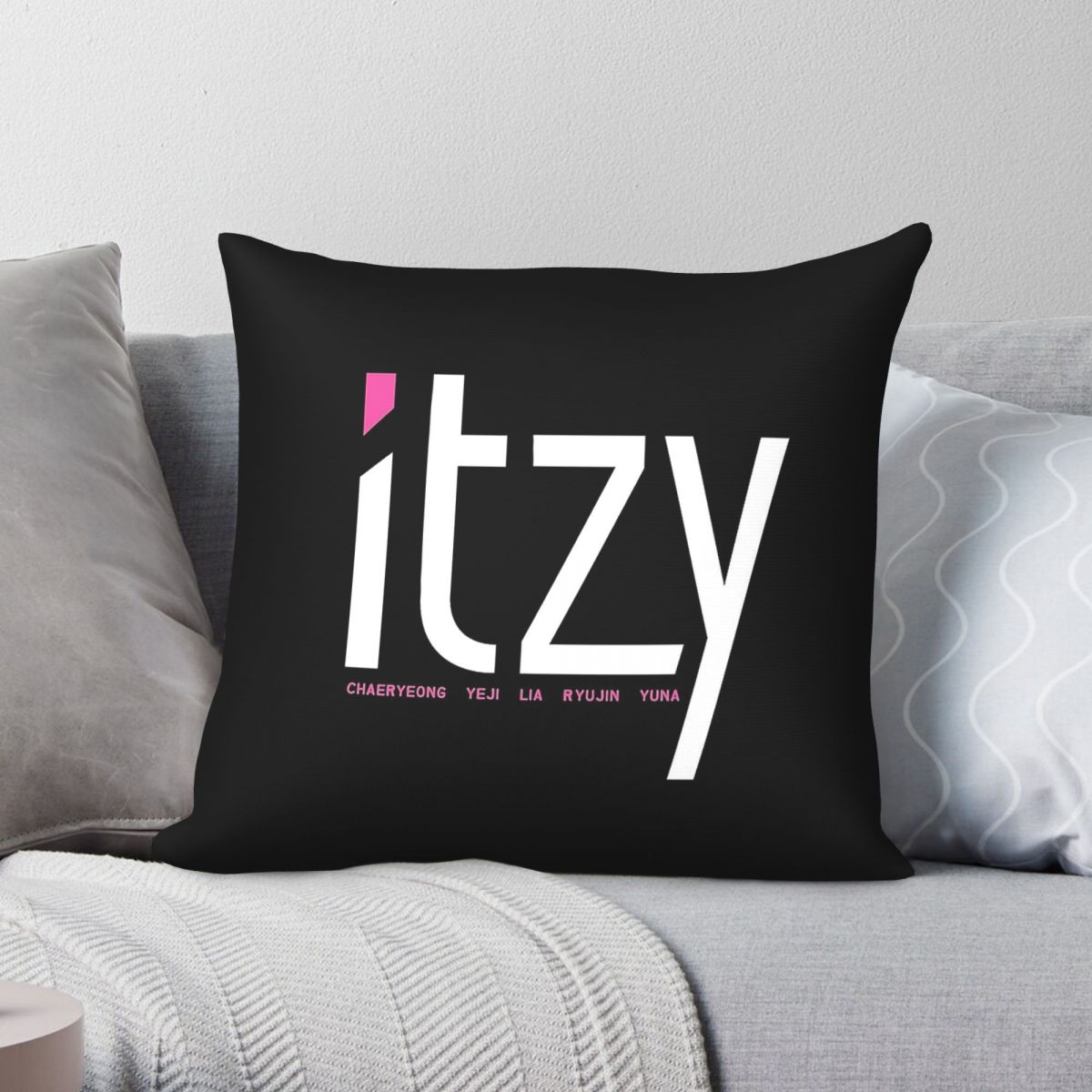 Home Decor Dallas - Itzy Band Dalla Dalla vierkante kussensloop